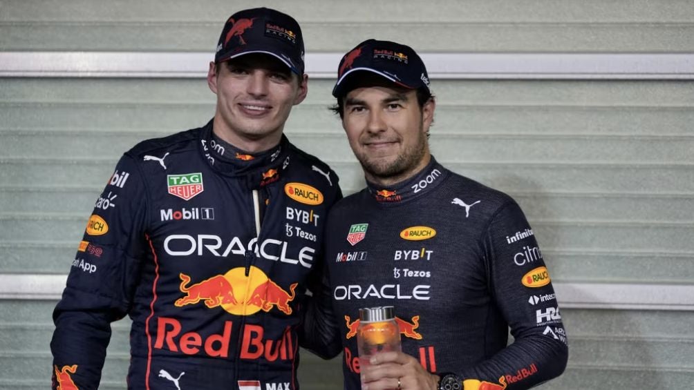 El piloto mexicano junto a Max Verstappen