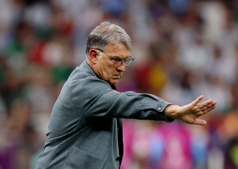 Tata Martino dando instrucciones en juego de México 