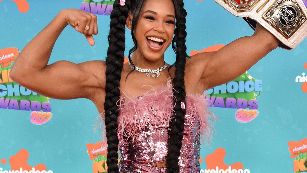 Bianca Belair luciendo el músculo durante una gala de la WWE