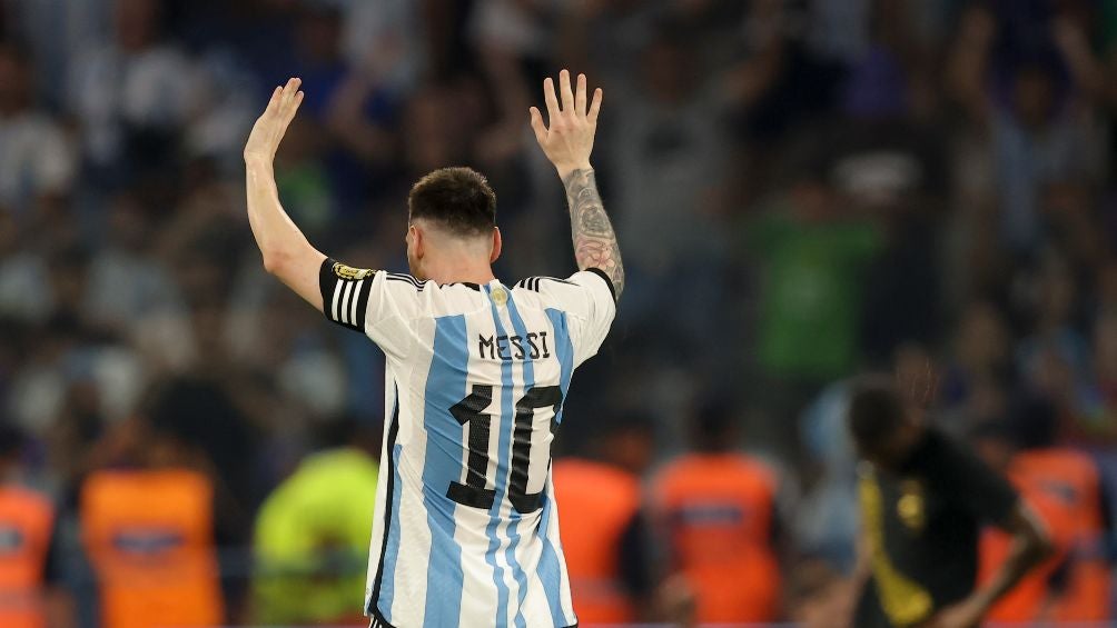 Lionel Messi le regaló la playera del gol 100