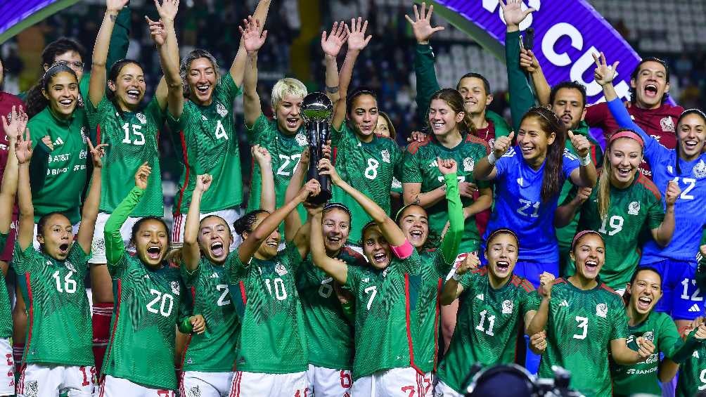 Selección Femenil festejando ganar el torneo