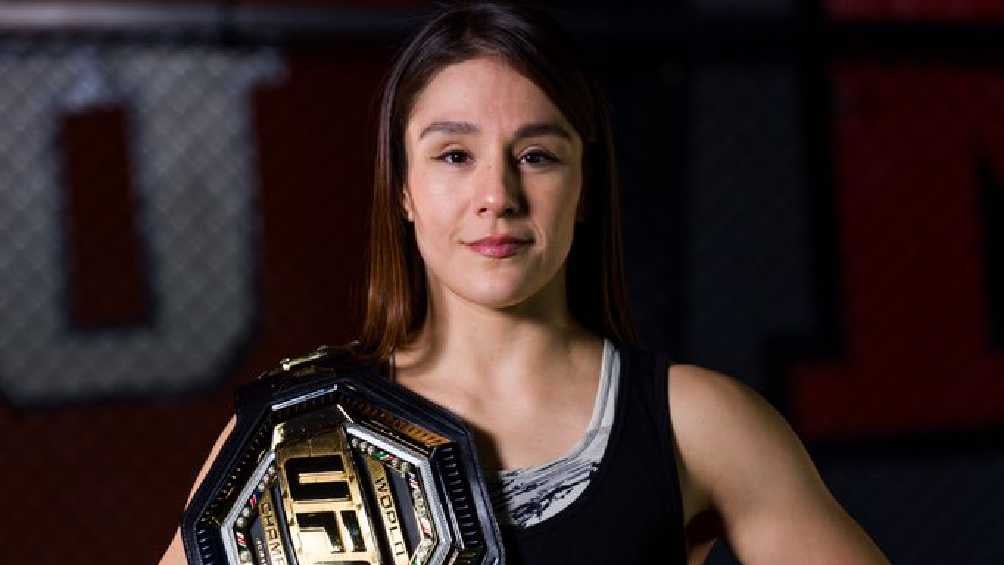 Alexa Grasso presumiendo su cinturon de campeona