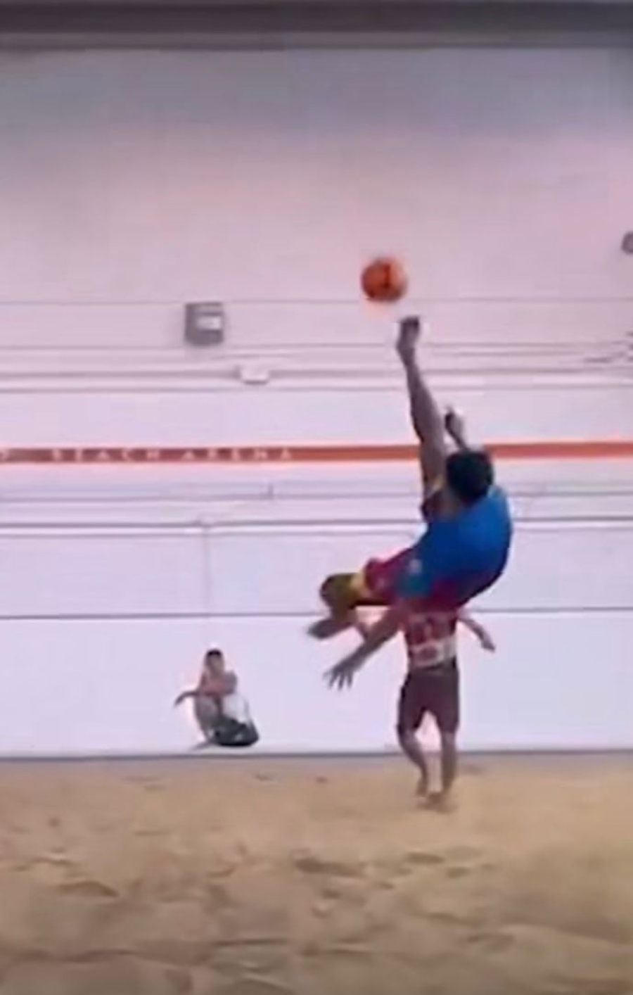 Ronaldinho haciendo acrobacia 