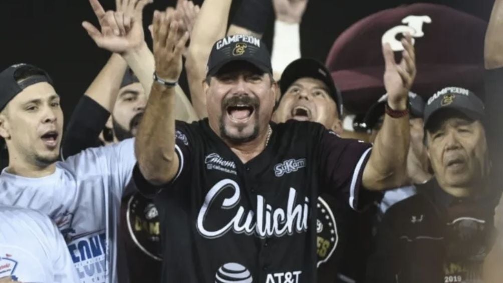 Benjamín Gil celebrando una victoria con los Tomateros