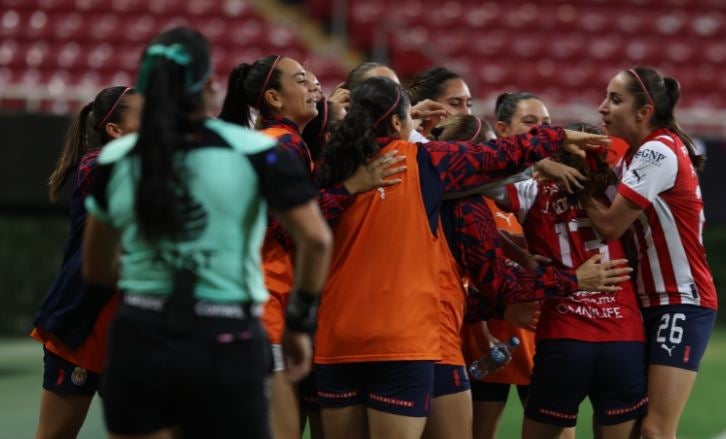 Jugadoras de Chivas celebran un gol