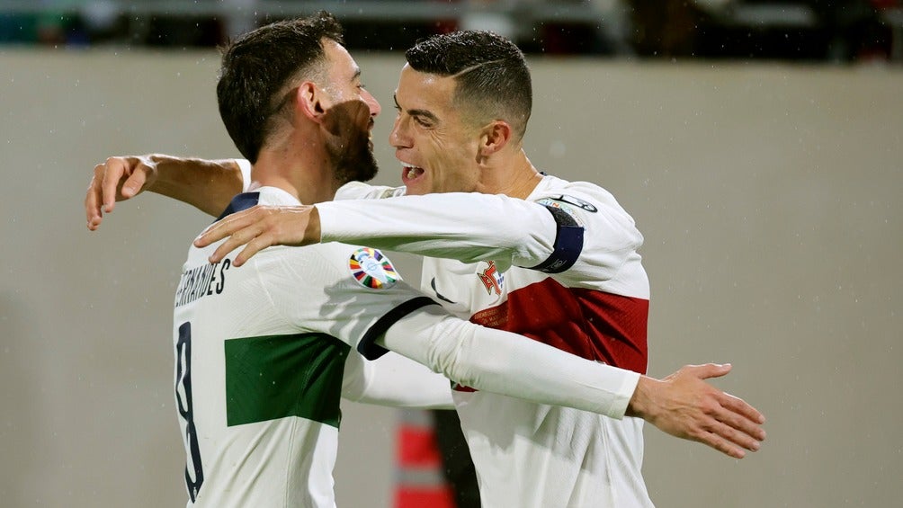 Ronaldo festeja uno de sus goles a Luxemburgo con Bruno Fernandes