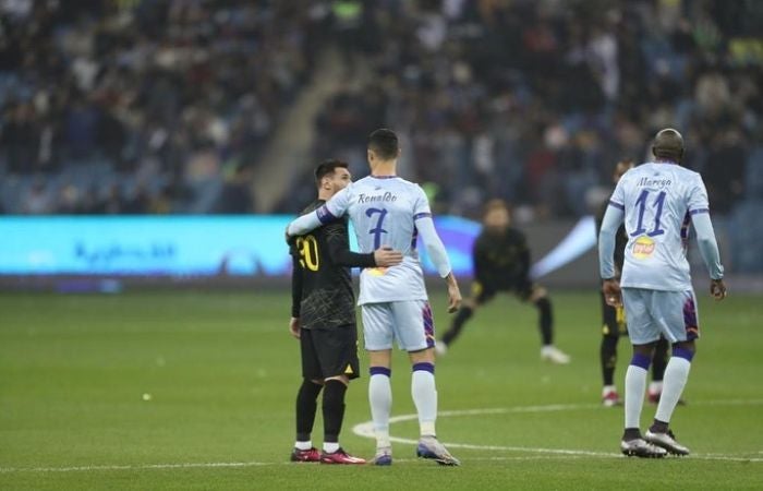 Messi y Cristiano Ronaldo durante el encuentro entre Al Nassr y PSG