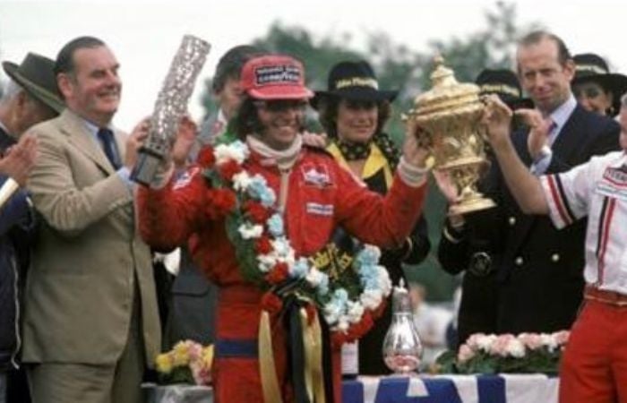 Emerson Fittipaldi luego de ganar el GP de Gran Bretaña en 1975