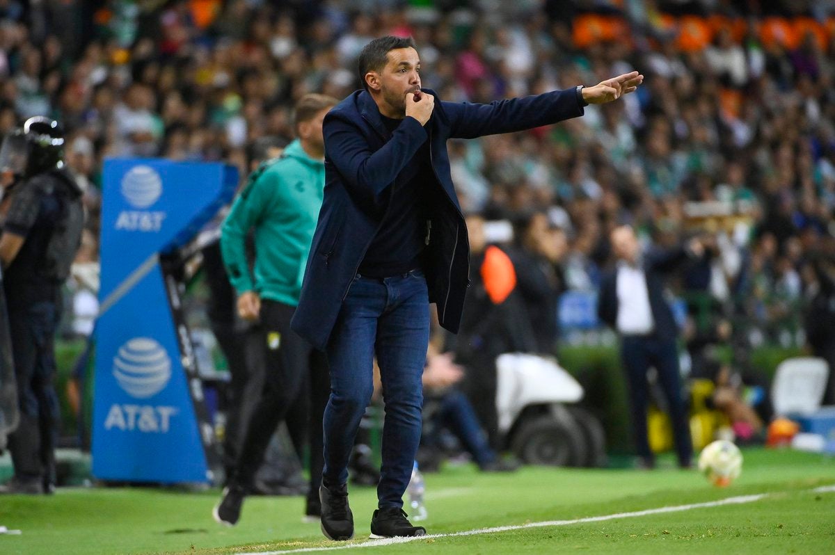 El entrenador da indicaciones durante un partido de León