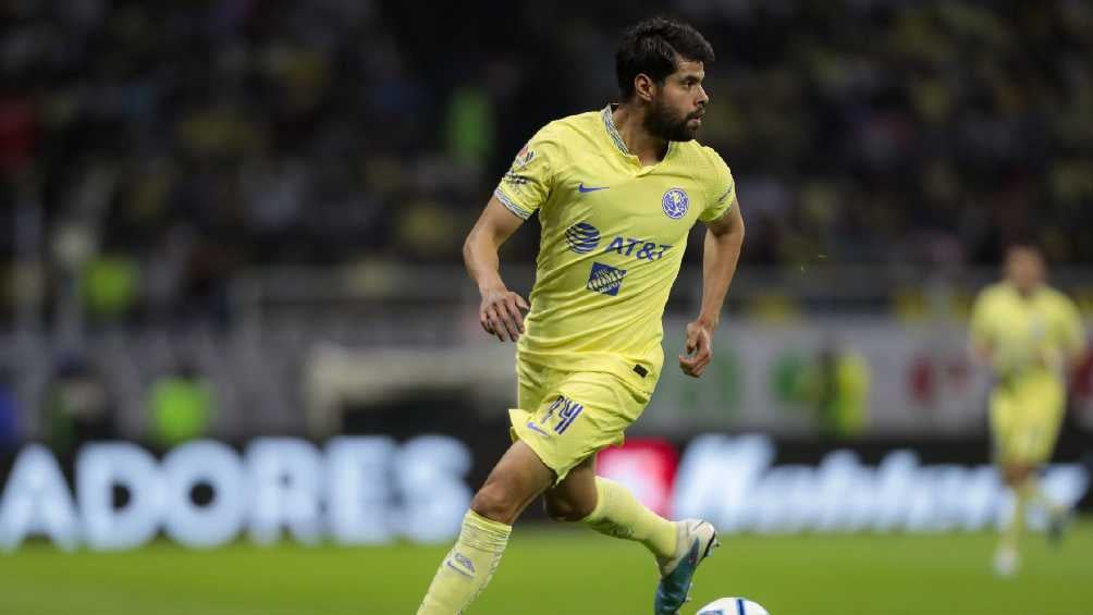 Araujo conduciendo el balón