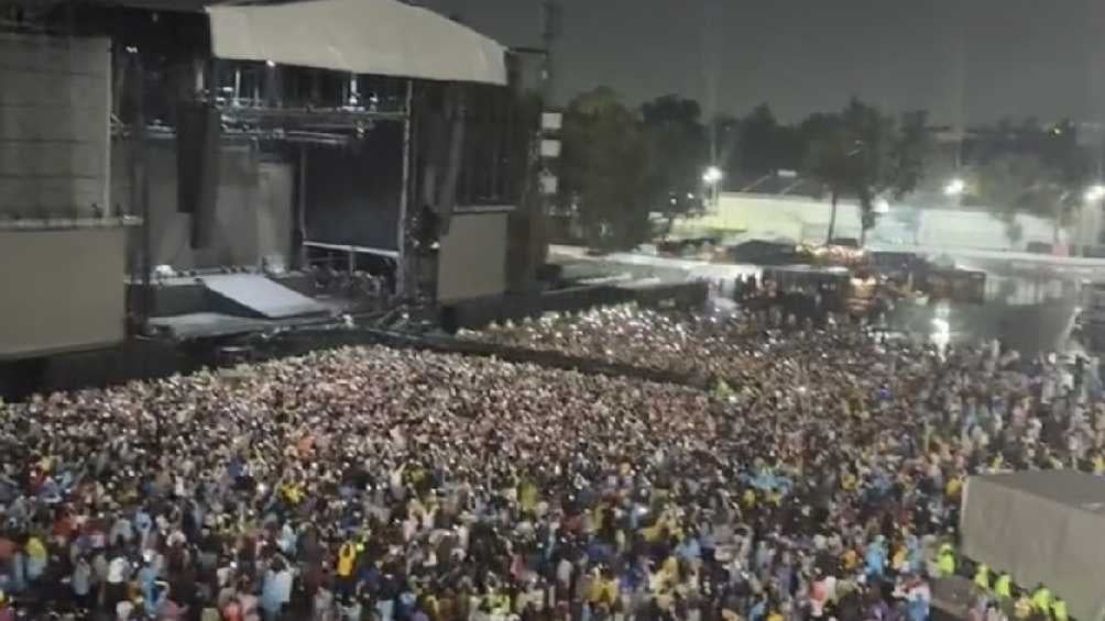 Espectadores en el Foro Sol esperando a la cantante