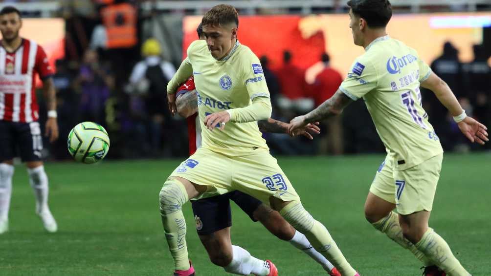 Emilio Lara disputando un balón en Guadalajara