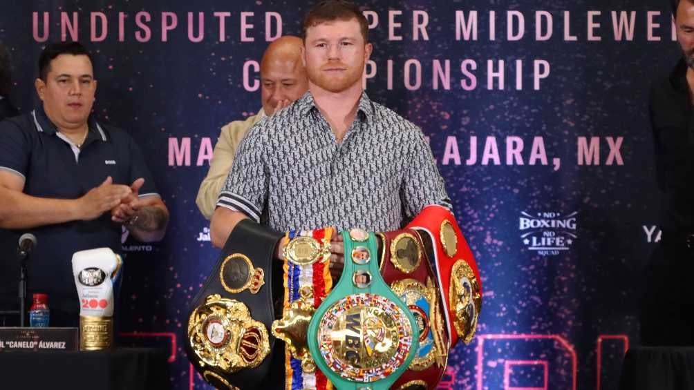 Canelo presumiendo todos su cinturones de Campeón