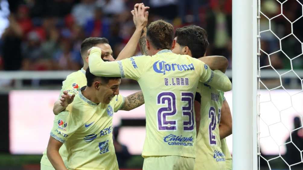 Jugadores del América festejando gol