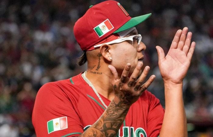 Julio Urías en un partido con México en el WBC