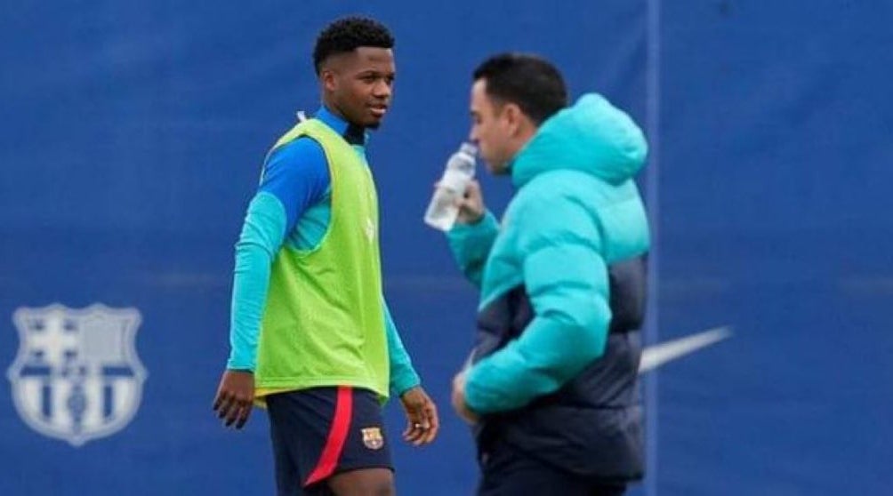 Xavi Hernández y Ansu Fati durante un entrenamiento