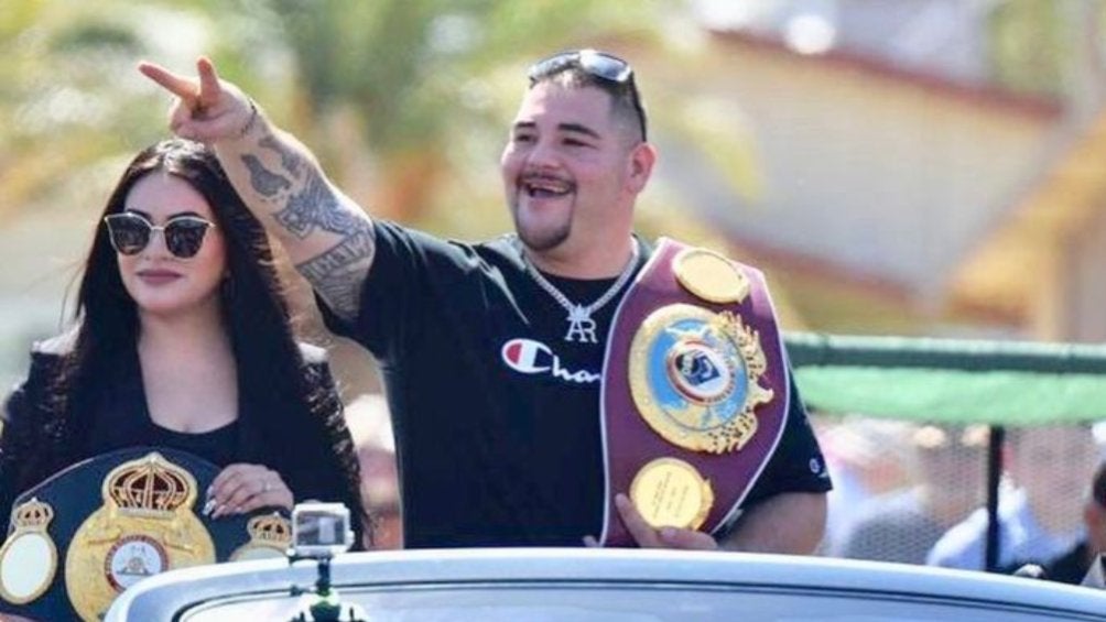 Julie Lemus, esposa de Andy Ruiz, lo corre de su casa por infidelidad y tira su ropa a la basura