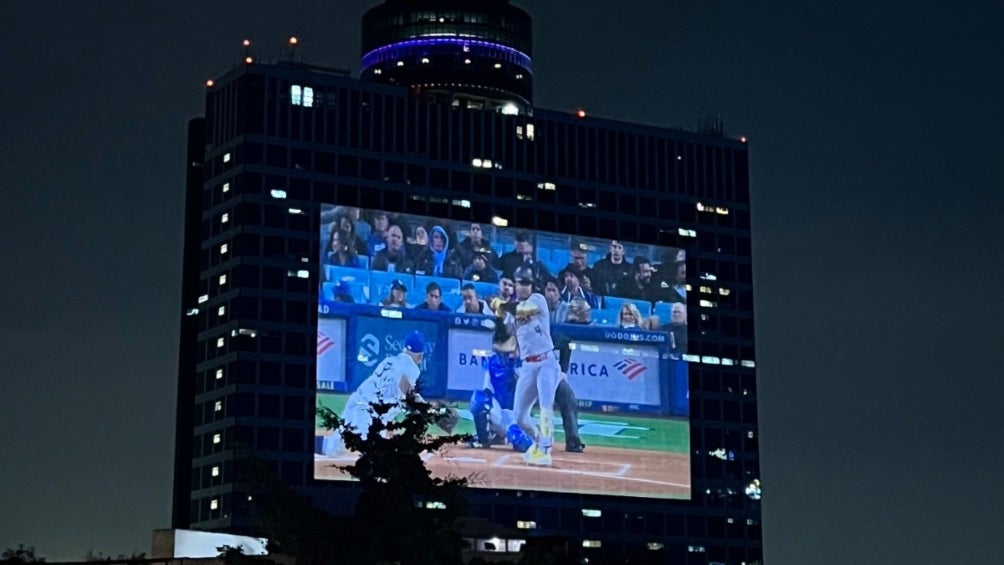 En vivo y a todo color el beisbol en la pantalla gigante del WTC