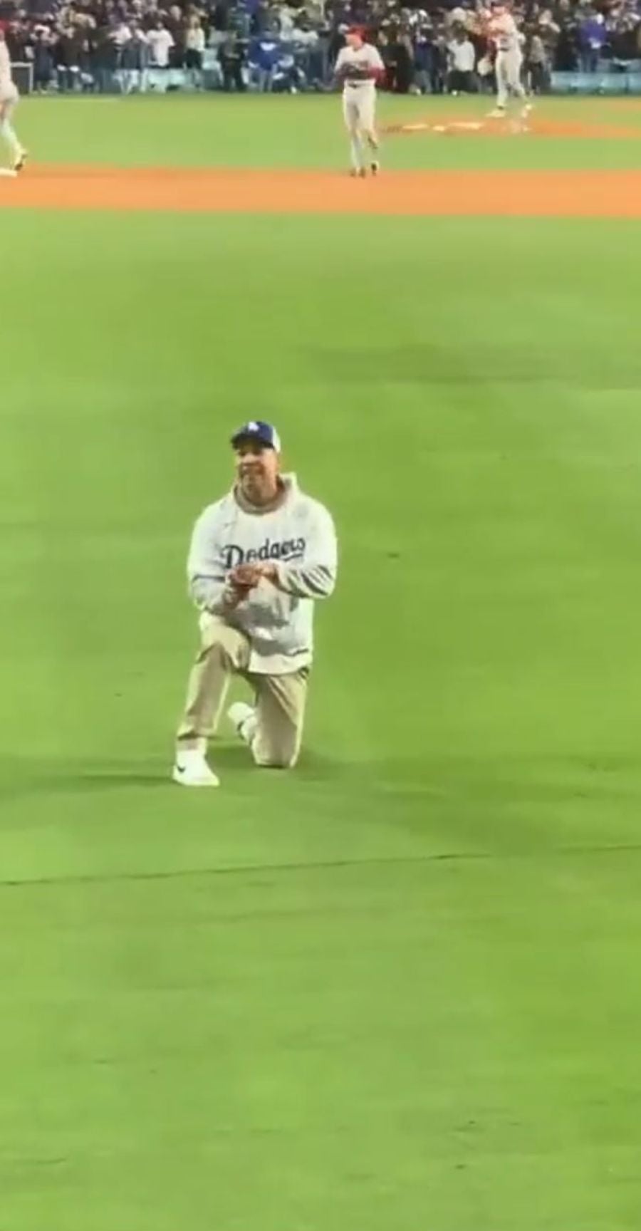 Fan de los Dodgers pidiendo matrimonio 