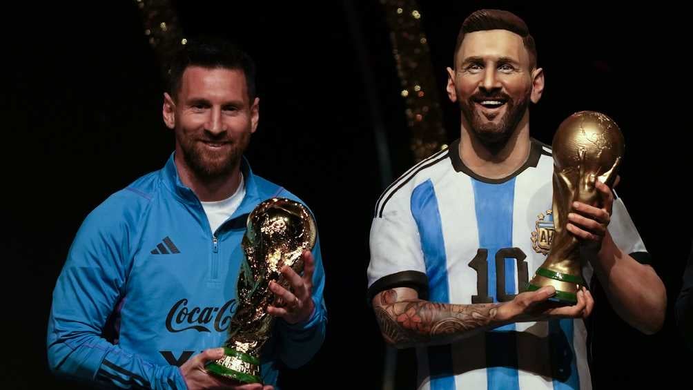 Messi junto con una figura suya