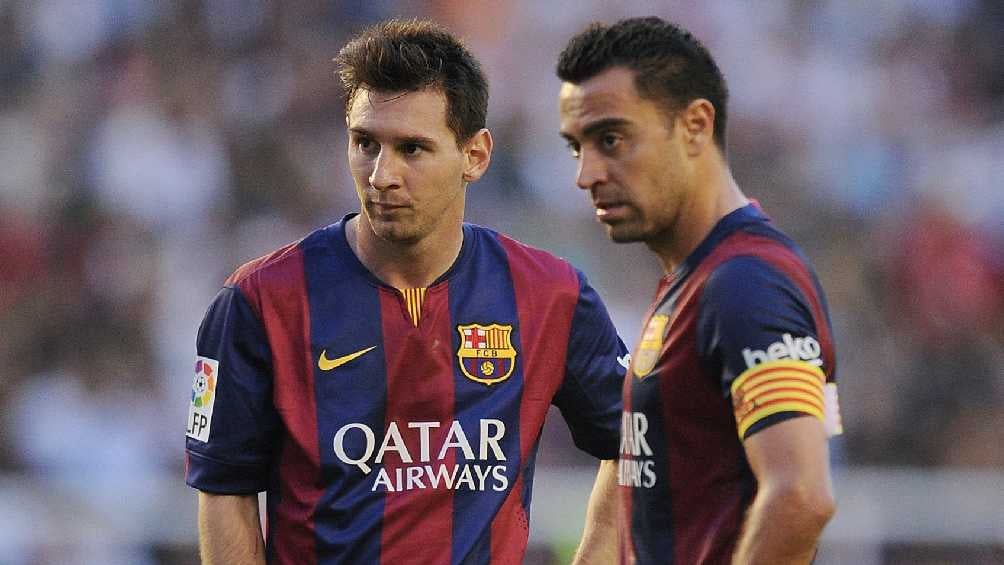 Messi y Xavi jugando en el Barcelona