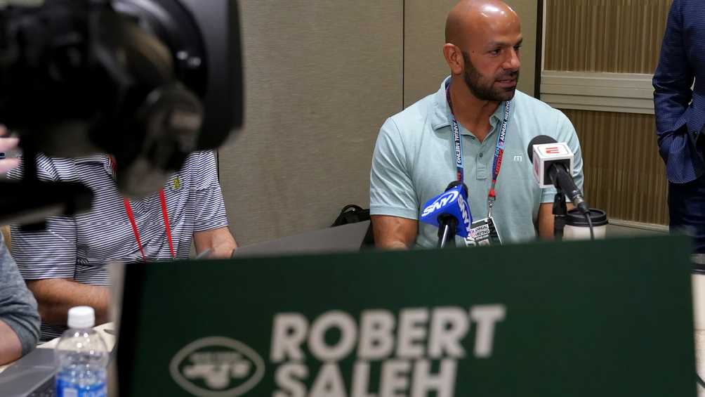 Robert Saleh en la junta de dueños