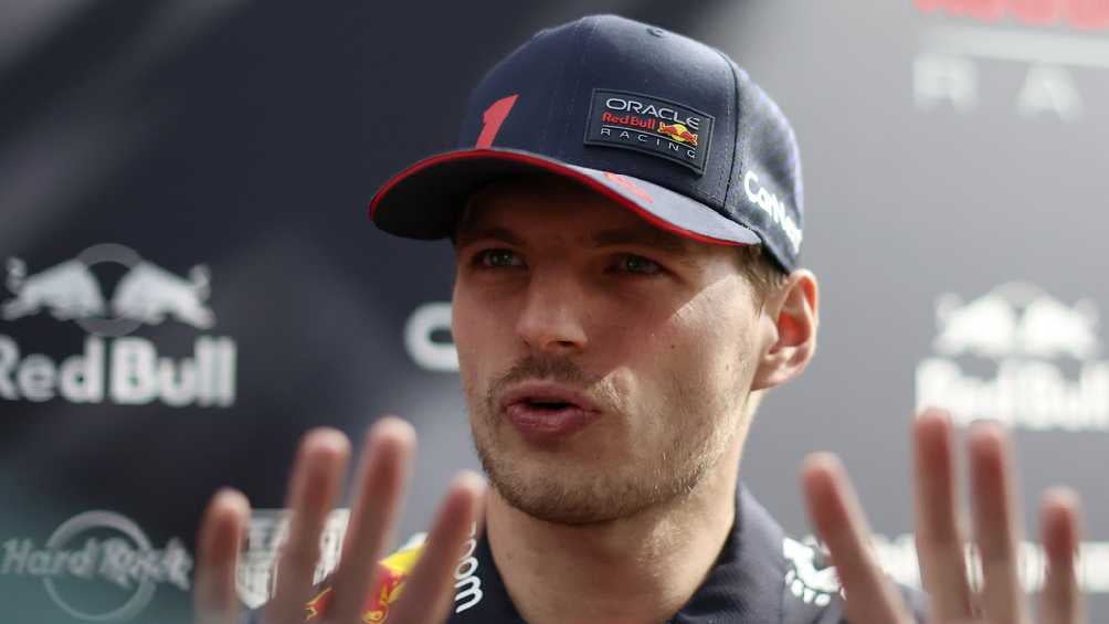 Max Verstappen dando entrevista en Melbourne