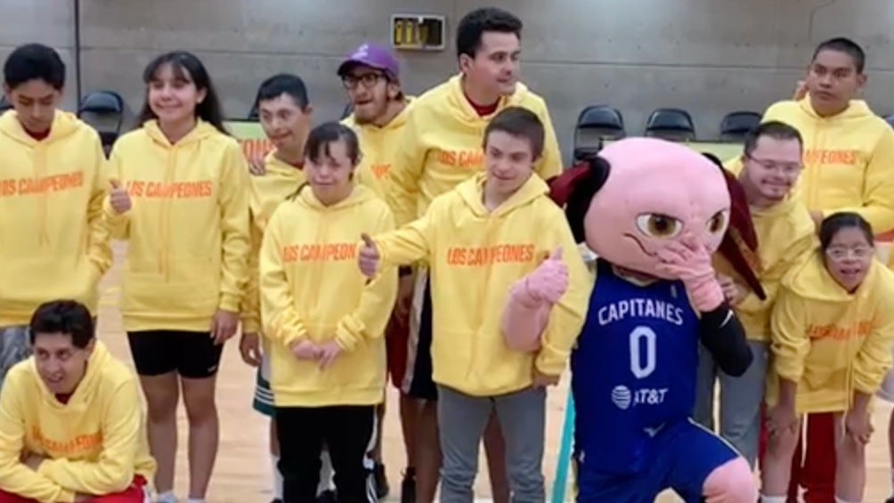 Los chicos posaron junto a Juanjolote, mascota de Capitanes