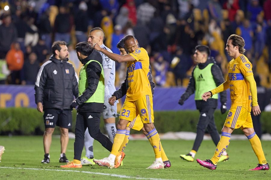 Futbolistas de Tigres al final del Clásico Regio 