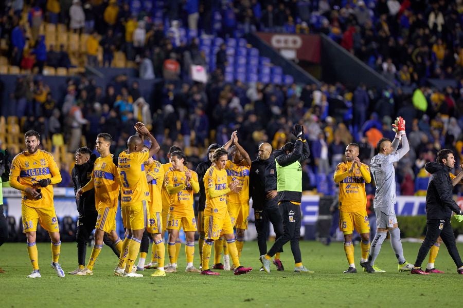 Escuadra felina agradeciendo a la afición 