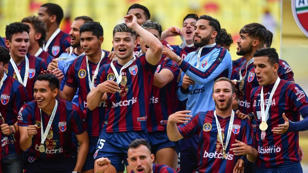 Jugadores de Atlante festejan el título de Campeón de Campeones