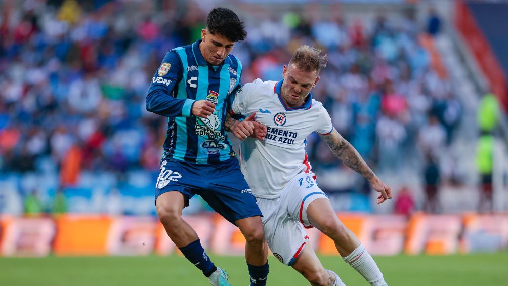 Rotondi y Álvarez en la disputa por el balón