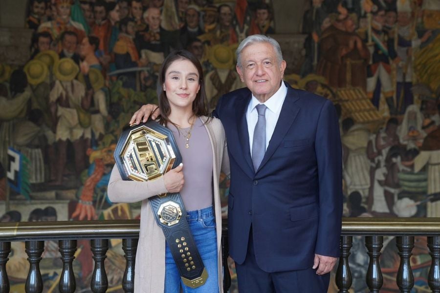 Alexa Grasso y AMLO en fotografía juntos 