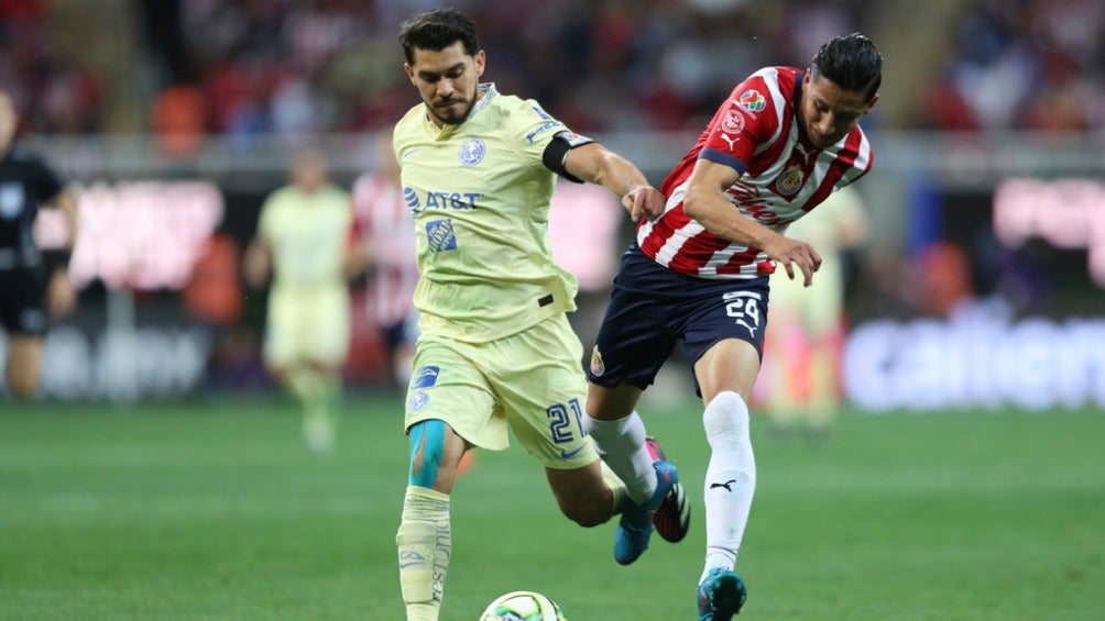 Martín pelea la esférica frente a las Chivas