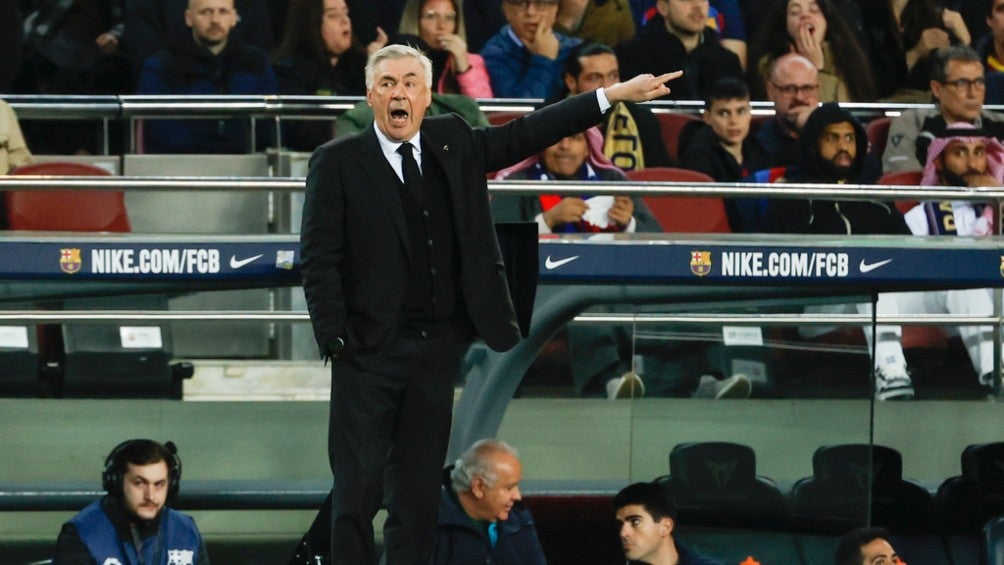 Ancelotti da indicaciones en el reciente juega frente al Barcelona