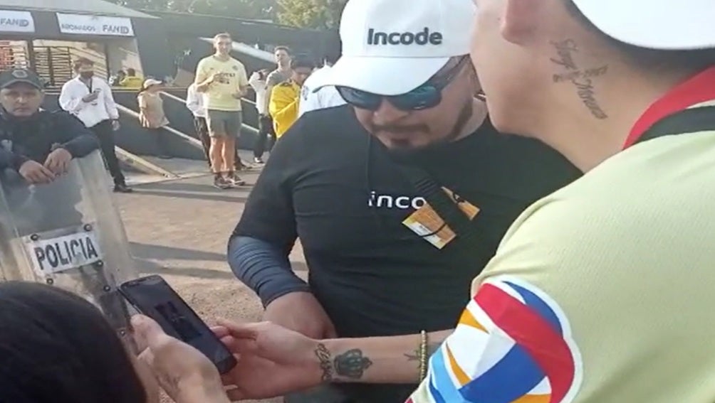 Personal de Incode ayudando a la gente a registrar su ID