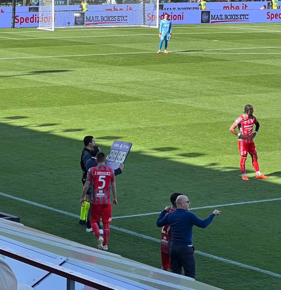 Johan Vásquez a punto de entrar al campo 