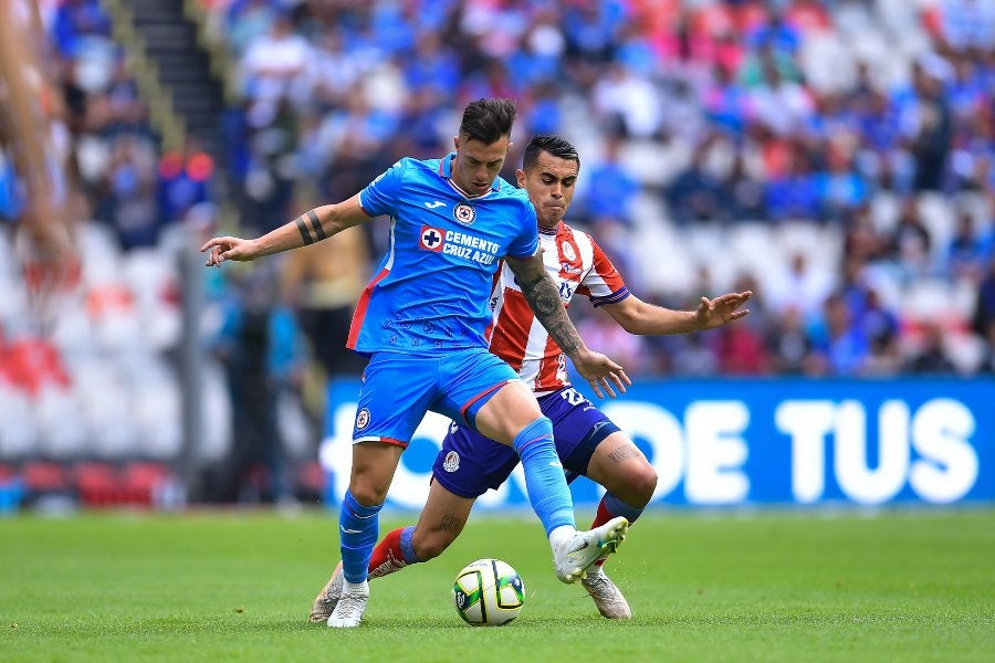 Augusto Lotti protegiendo el balón 