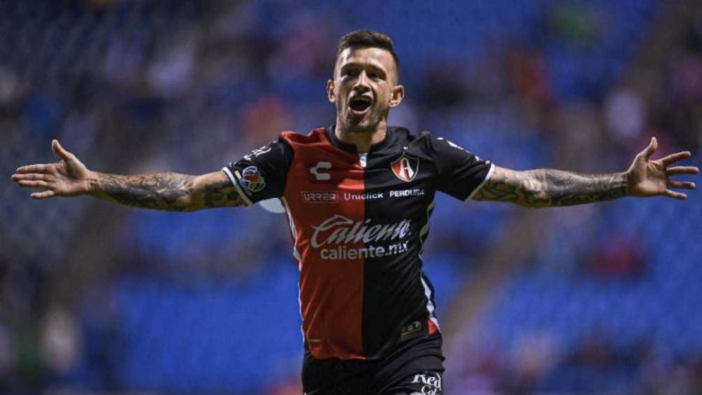 Brian Lozano celebrando un gol con Atlas