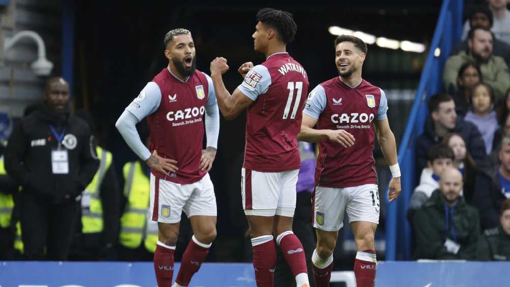 Jugadores del Aston Villa festejando gol