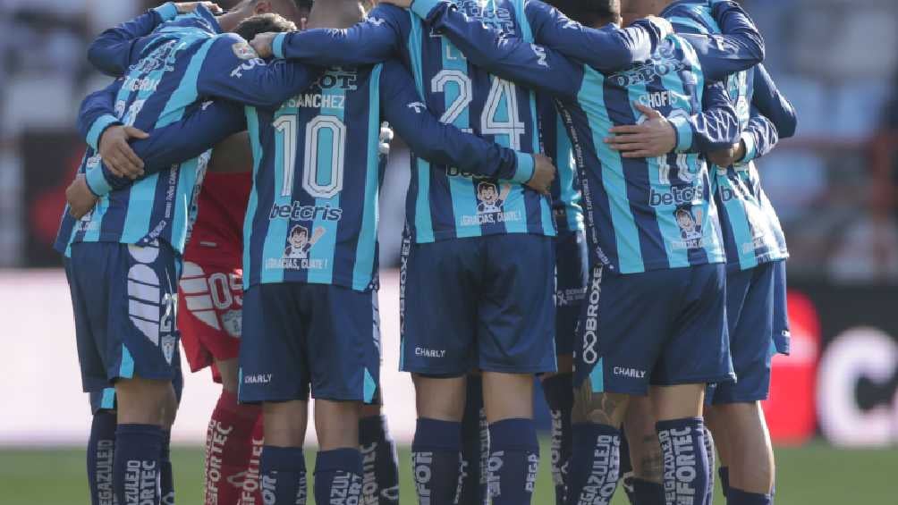 Jugadores de Pachuca con la playera de homenaje