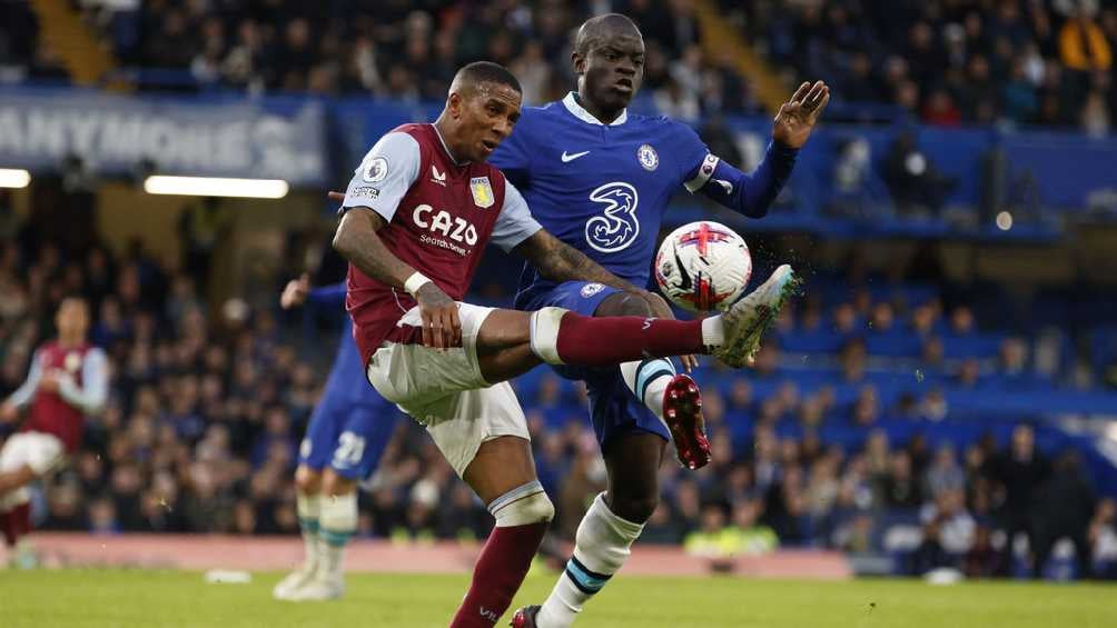 Kanté y Kosa disputando el balón