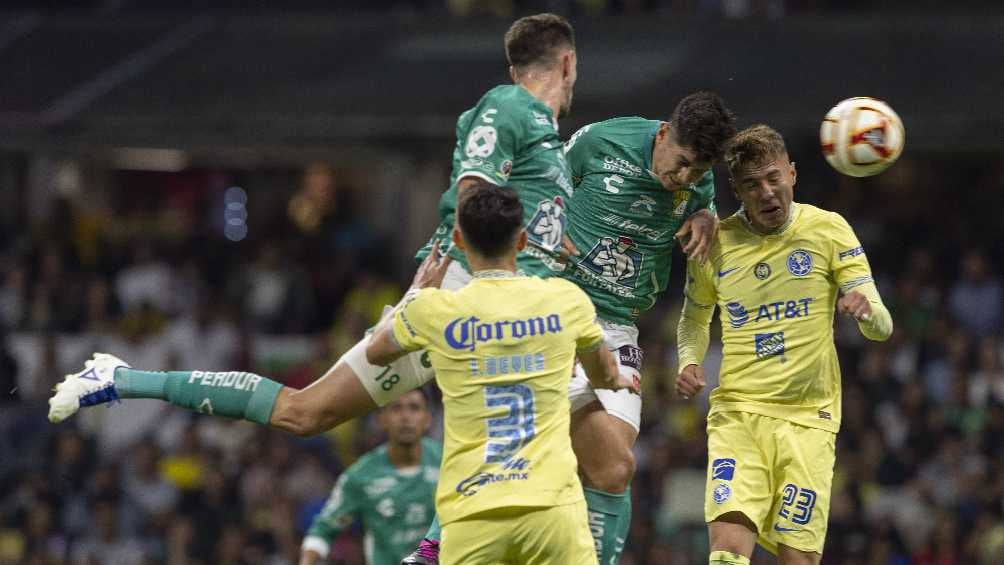 Alvarado rematando en su gol ante América