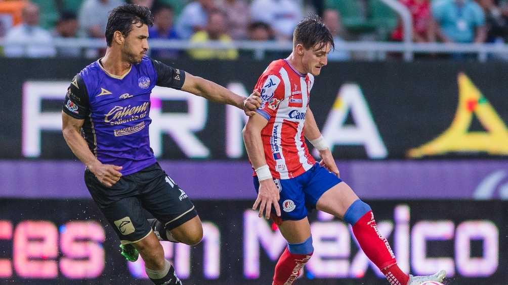 Alanís tratando de quitarle el balón a Waller