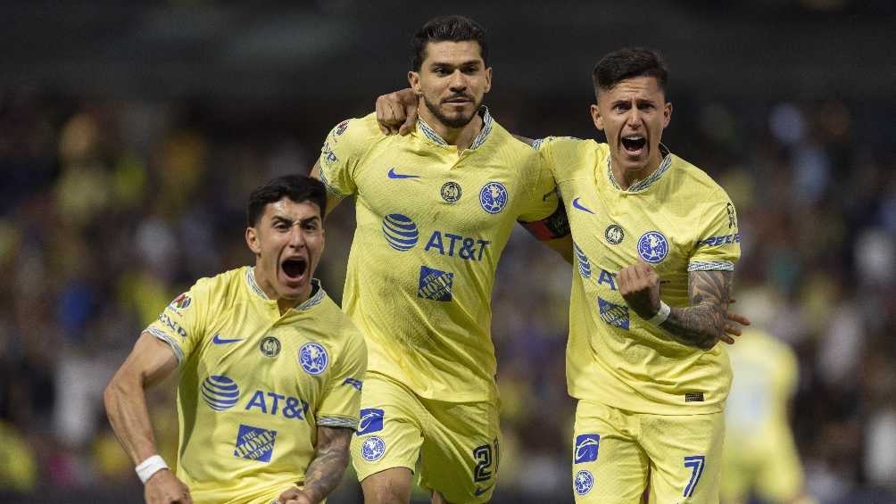 Jugadores del América festejan el gol ante León