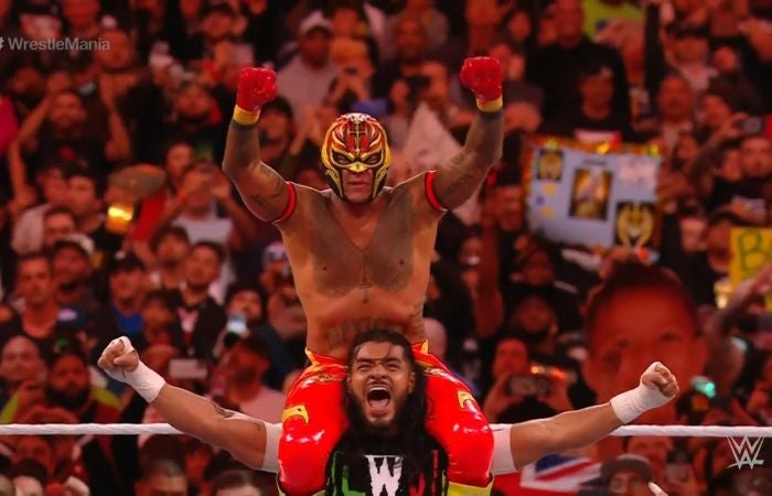 Rey Misterio luego de derrotar a su hijo en Wrestlemania 39