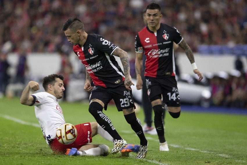 Mozo y Lozano disputan la pelota