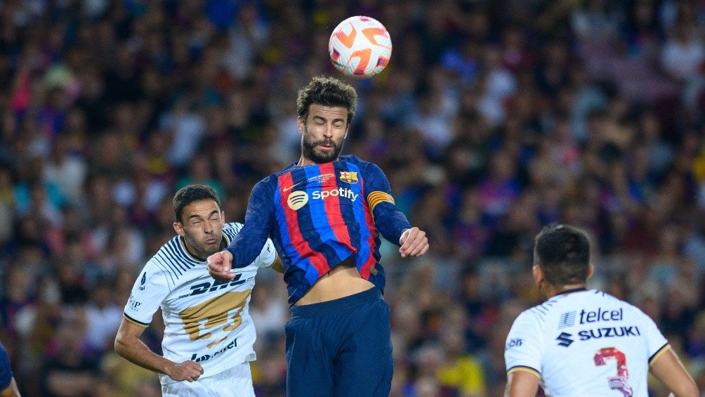 Piqué jugando frente a Pumas en el Camp Nou