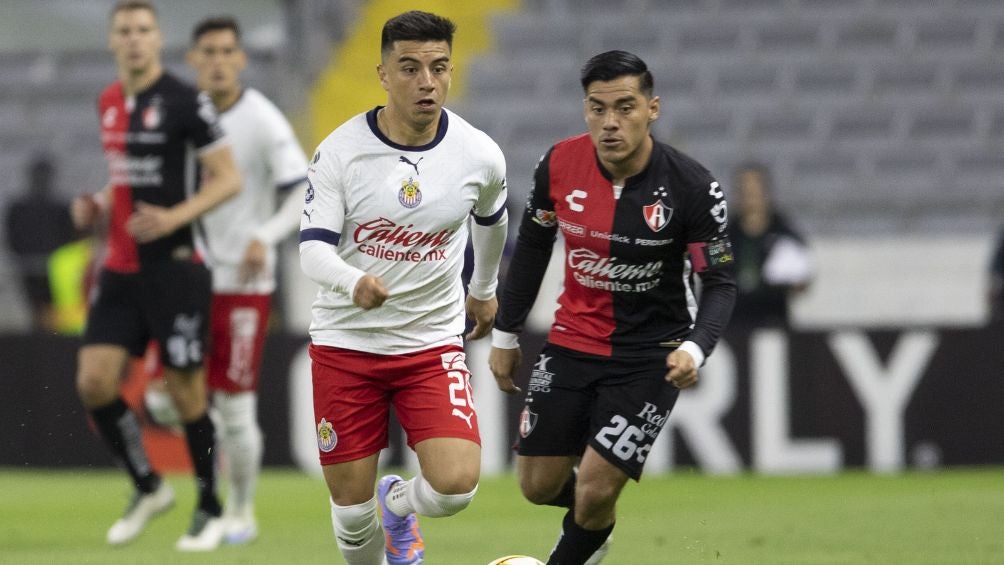 Aldo Rocha y Fernando Beltrán durante el Clásico Tapatío