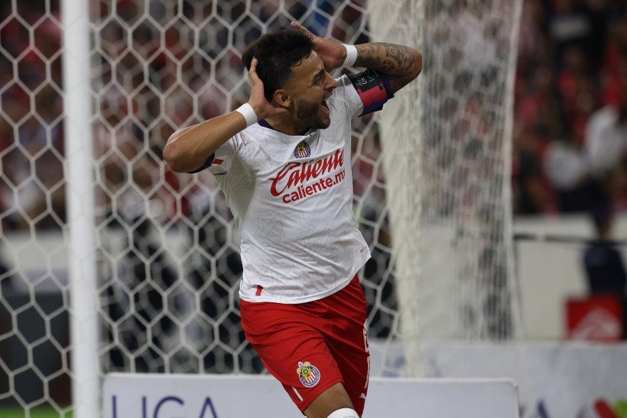 Alexis Vega festejando gol en Clásico Tapatío